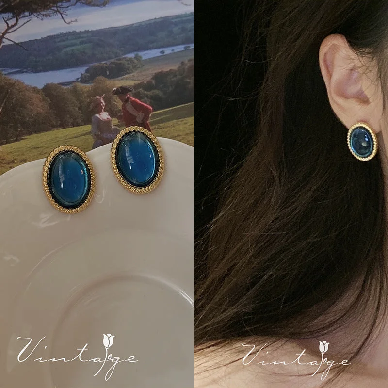 Dark Blue Singer (Cushion Ear Clip)