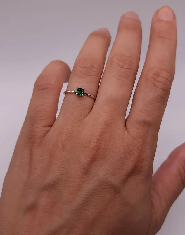 Stunning Engagement Ring-14Kt Gold Emerald Round Ring