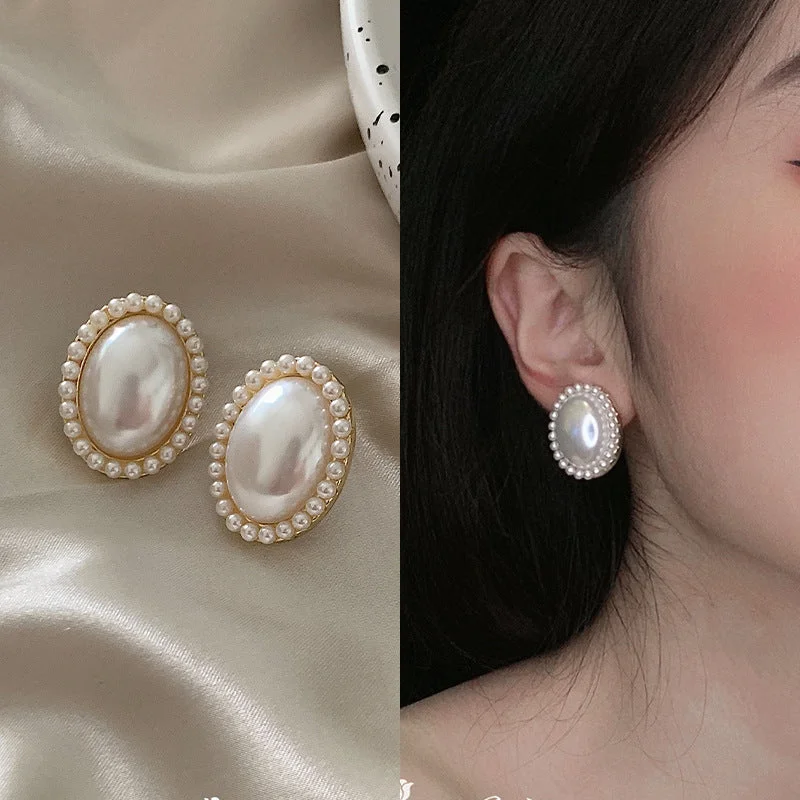 Oval Pearl White (Cushion Ear Clip)